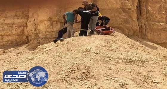 بالصور.. انقاذ خمسيني أُحتجز في منطقة جبلية وعرة بالقدية