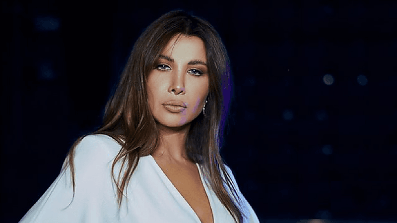 شاهد.. نانسي عجرم تفاجئ جمهورها بإطلالة جذابة