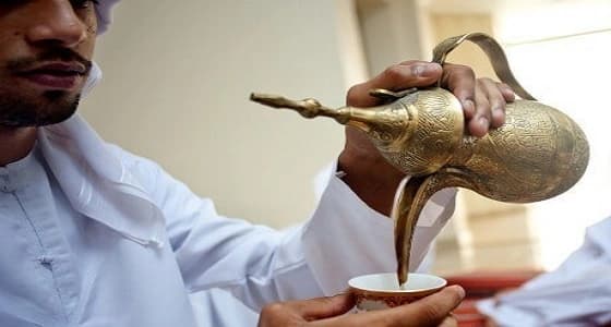 مبتعث يحول موقف سيارته لمجلس ضيافة لتقديم القهوة العربية للأجانب