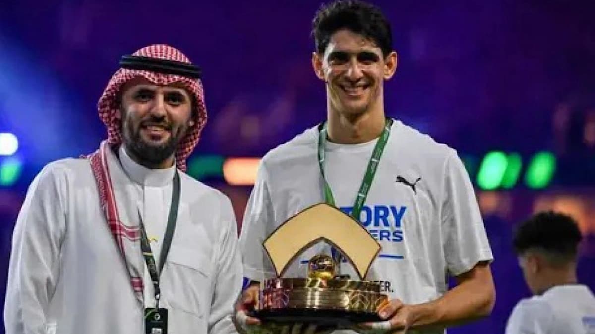 الهلال يقترب من تأمين بونو بعد تلقيه عروضًا أوروبية