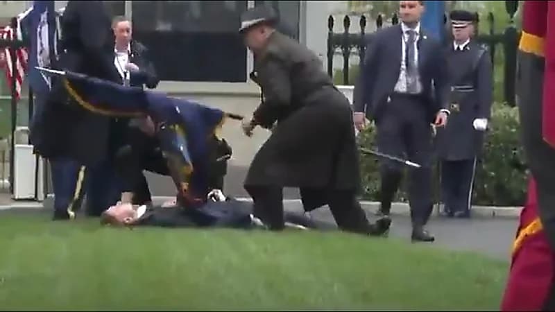 جندي من حاملي أعلام البيت الأبيض يفقد وعيه على الهواء ..فيديو