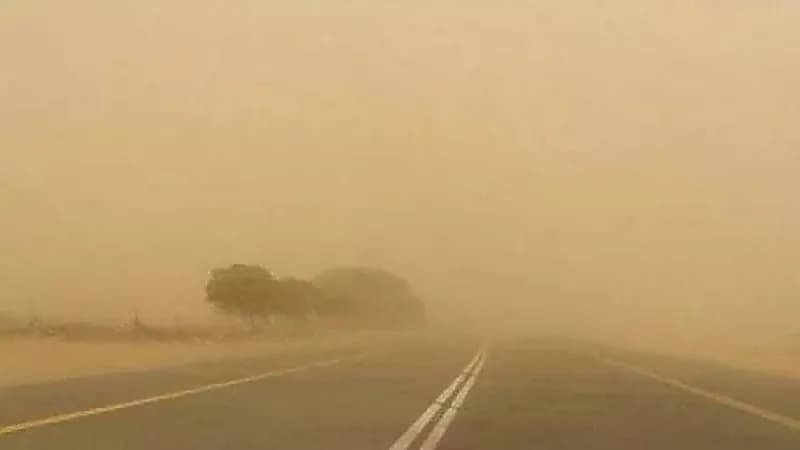 عاصفة ترابية تجتاح طريق "العمق - المهد"