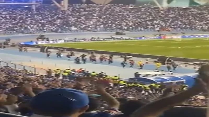 شاهد.. جماهير الهلال تُحيي لاعبي بوهانج بعد نهاية المباراة