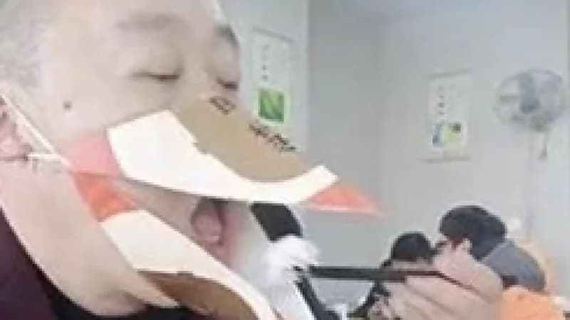 بالفيديو.. رجل يتناول طعامه بمنقار مثل الطيور خوفًا من كورونا