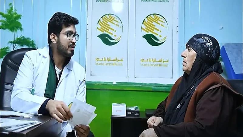 بالفيديو.. قصة طبيب استكمل مسيرة والدته التطوعية وأبرز المواقف التي مرت عليه