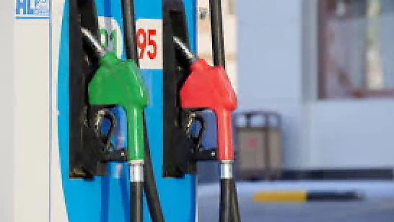 وقود السعودية تكشف حقيقة اختلاف لون البنزين في محطات الوقود