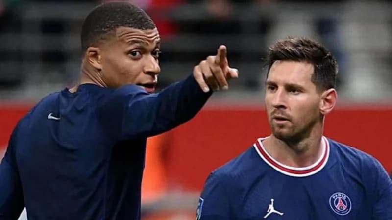 هجوم على "مبابي" بسبب دفعه لـ ميسي (فيديو)