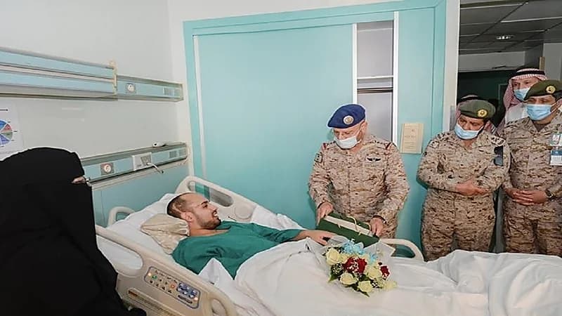 بالصور.. رئيس هيئة الأركان العامة يزور مصابي القوات المسلحة وينقل لهم تحيات القيادة