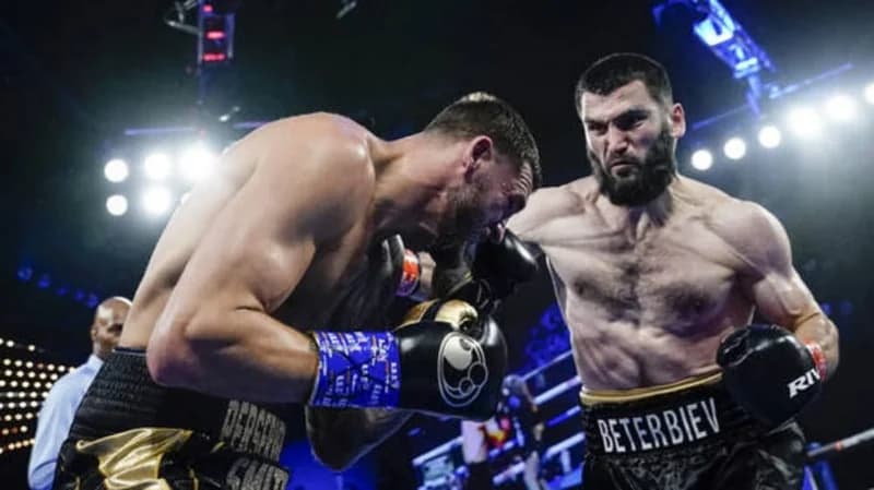 شاهد.. بيتربييف يطيح بمنافسه جو سميث بالضربة القاضية