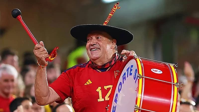 وفاة مانولو المشجع الشهير للمنتخب الإسباني عن عمر يناهز 76 عامًا