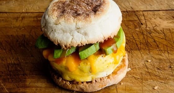 سيدة بريطانية تتغلب على السرطان لتقتلها شطيرة بيض