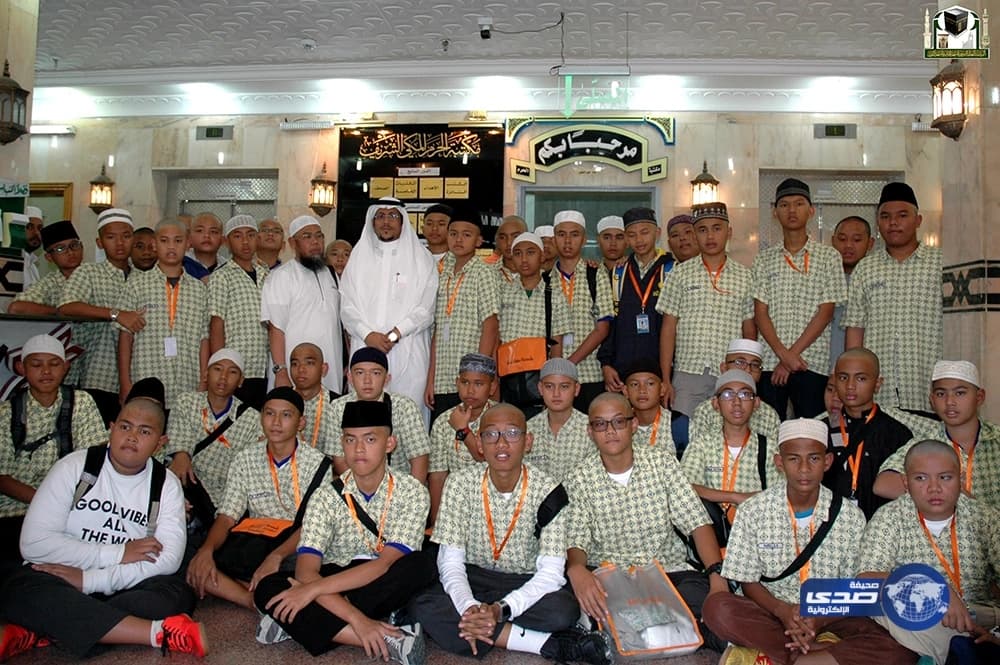 شاهد.. خالد عبدالرحمن يطلب من الجماهير الانتقال إلى مكان آخر للتصوير معه