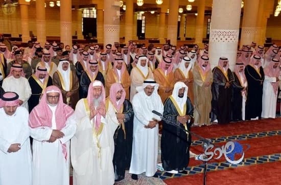 أمير الرياض يؤدي صلاة الميت على الفقيد صاحب السمو الأمير سعد بن ثنيان