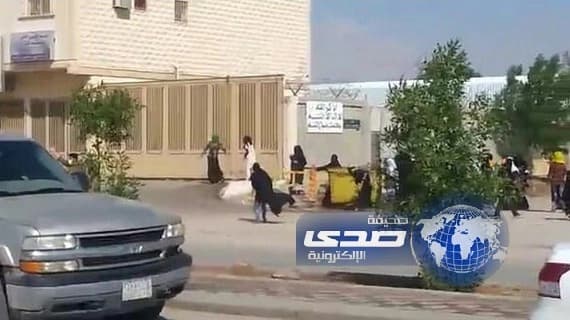 بالفيديو.. اثيوبيات يرشقن المارة والسيارات بالحجارة في حي النظيم