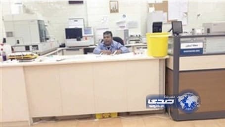 عامل نظافة يستقبل عينات التحليل في مستشفى جازان العام