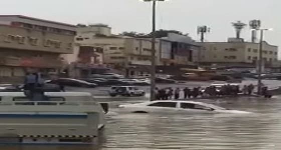 بالفيديو.. تطور جديد في قصة المسن الذي أنقذه المقيم الفلبيني بعد أن احتجزته السيول