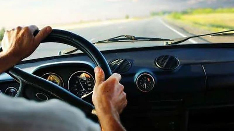 عادات يجب الاحتراس منها أثناء قيادة السيارة