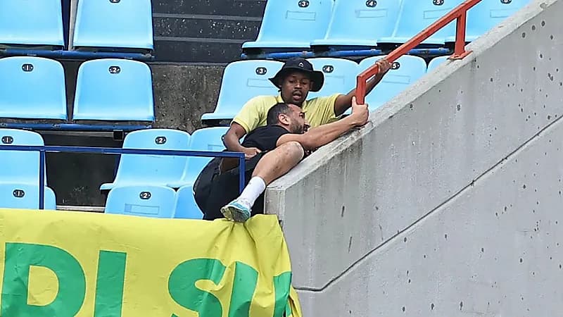 لحظة إنقاذ مشجع الترجي التونسي من حادث مروع عرض حياته للخطر .. فيديو