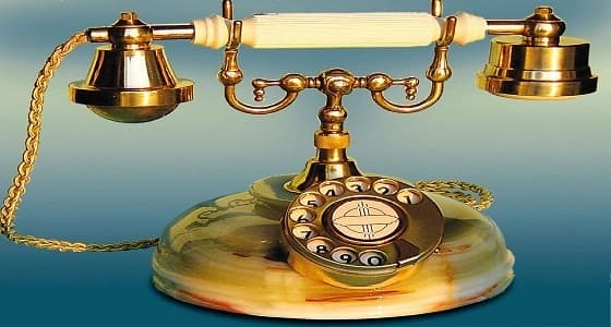 بالفيديو.. فشل مراهق من جيل آيفون في تشغيل هاتف " القرص " القديم