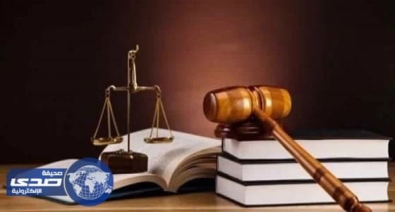 سيدة تعتدي على زوجها باداة حادة لرفضه خروجها بفستان قصير