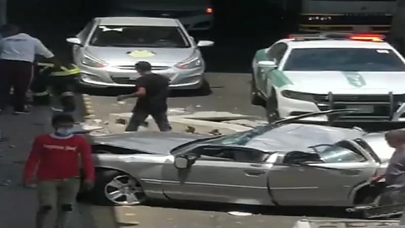 شاهد.. سقوط مفاجئ لمركبة من أعلى طريق الملك فهد بجدة