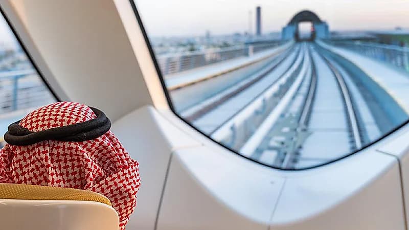 وزير التعليم يستقل قطار الرياض لمقر عمله في أولى رحلات المسار الأحمر .. صور