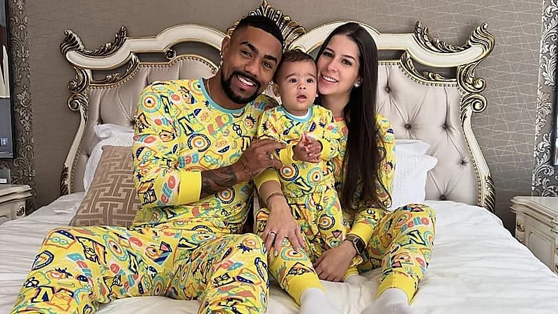 بالصور .. مالكوم يخطف الأنظار مع عائلته