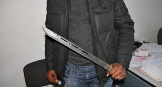 عاطل يقتل آخر بالسيف