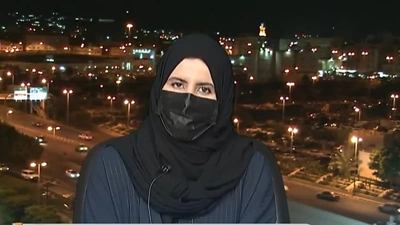 بالفيديو.. رسامة كفيفة تفقد بصرها وتجذب الأنظار بلوحاتها الفنية