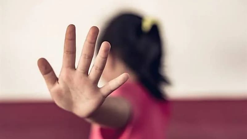 عامل يتحرش بطفلة داخل أحد المحلات