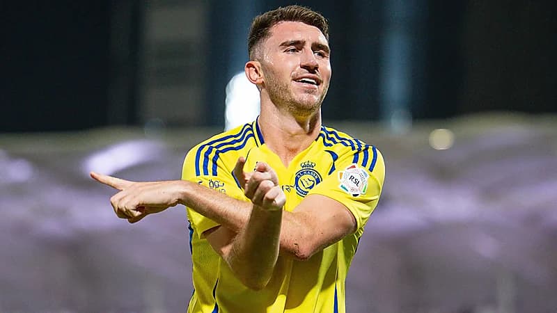 مدافع النصر يفاجئ زملاءه بهدايا من "الذهب والألماس" .. فيديو