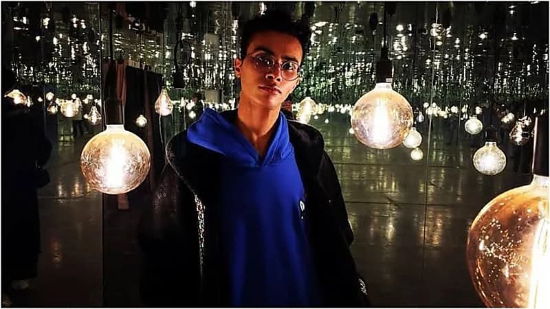 شاهد.. أول ظهور لـ مودل هيما بعد نجاته من اعتداء بالسلاح الأبيض