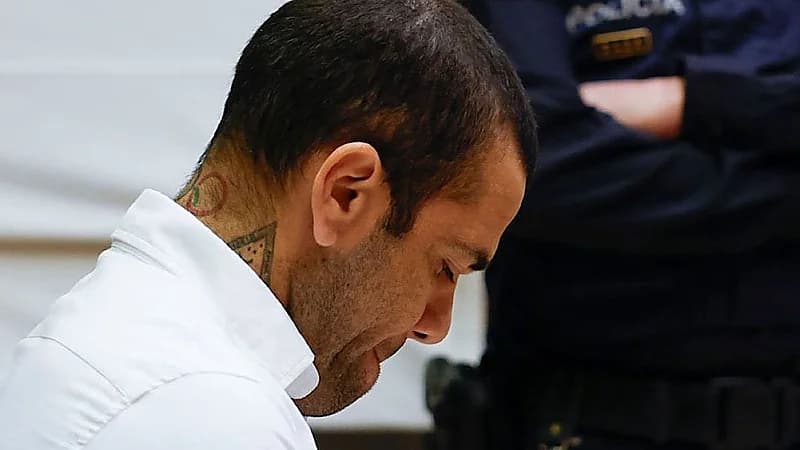 السجن 4 سنوات ونصف لـ داني ألفيس وغرامة قدرها 150 الف يورو .. صور