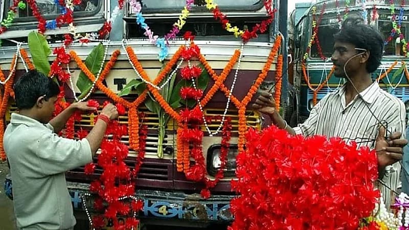 احتفال يتحول لكارثة.. وفاة ١١ شخصاً وإصابة ٣ آخرون صعقاً بالكهرباء (فيديو)