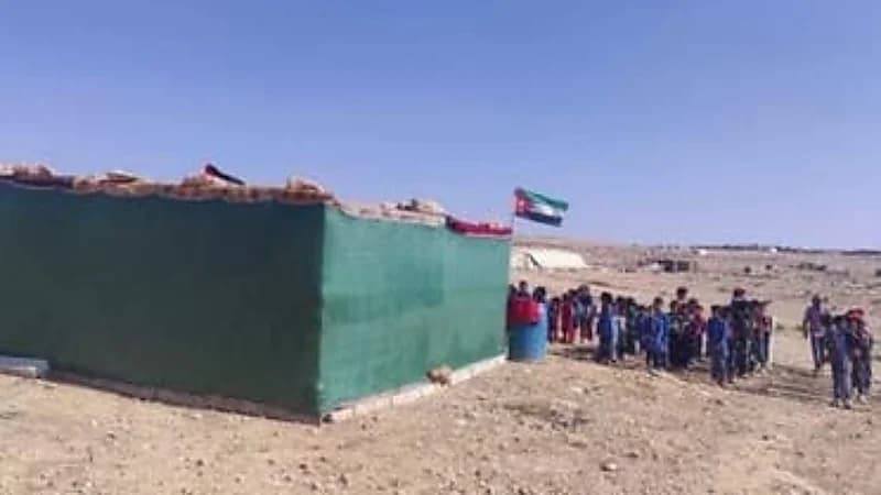 شاهد.. طلبة بالزي الرسمي أمام خيمة مدرسية في الأردن