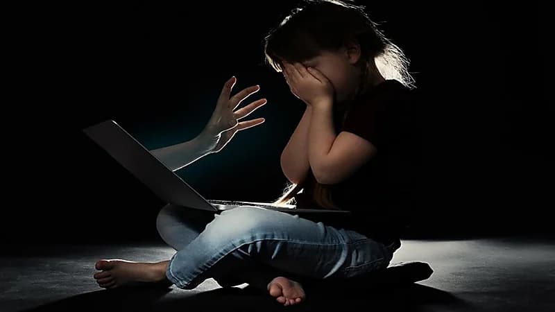 إشارات تدل على تعرض طفلك للابتزاز الإلكتروني