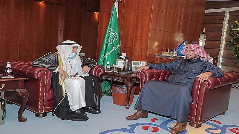 بالصور.. وزير الشؤون الإسلامية يهنئ خطاط المصحف الشريف والشيخ أمير بن أحمد