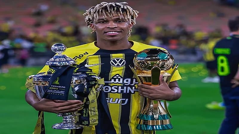 حقيقة رحيل فواز الصقور عن الاتحاد