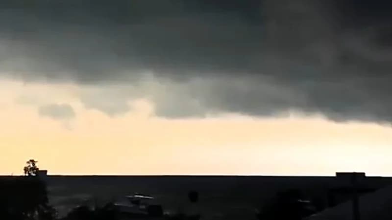 سحابة تؤثر على سماء الكويت وتلونها بالسواد .. فيديو