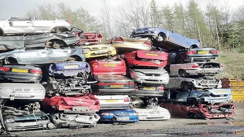 مزاد علني لبيع "سيارات تشليح" في جمرك الرقعي