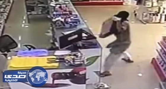 بالفيديو.. لص يسطو على صيدلية بالقصيم في «نهار رمضان»