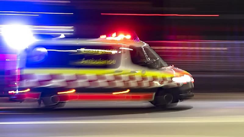 لص يسرق سيارة إسعاف هربًا من الشرطة