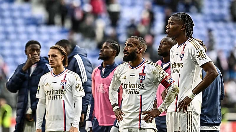 الفيفا يرفع حظر التعاقدات عن ليون الفرنسي