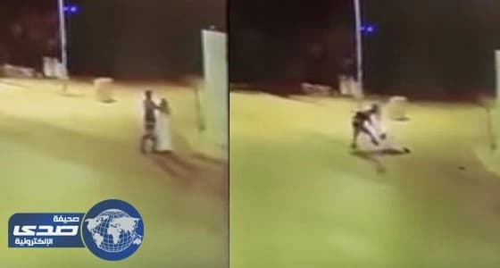 بالفيديو.. شاب يتعدى بالضرب المبرح على مسن في أحد الشوارع