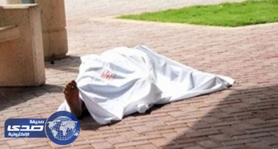 شاب سوداني يتجرد من مشاعر الإنسانية ويهشم رأس والده