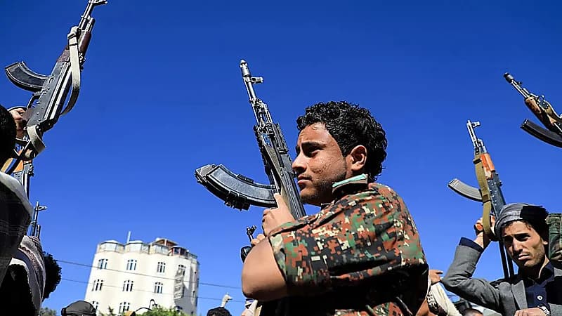 بعد كشف جريمتهم .. تسليم مختطف متوفي أخفيت جثته عامين بسجون الحوثي الإرهابية