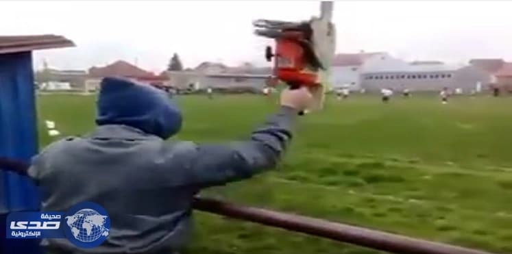 بالفيديو.. مشجع يهدد حكم بمنشار كهربائي