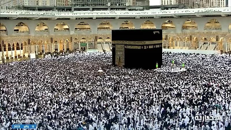 بالفيديو.. حشود غفيرة من المعتمرين في صحن الطواف يرفعون أكفهم بالدعاء رجاءً لأمنياتهم المنتظرة