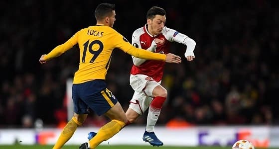 بالصور.. مسعود أوزيل يحرج جماهير أتلتيكو مدريد بتصرف مؤثر