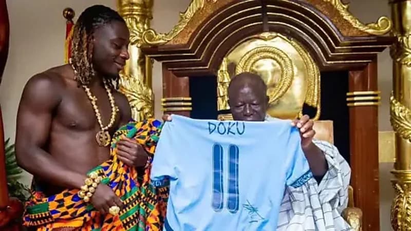 نجم مانشستر سيتي يثير الجدل بتلقي البركة من حاكم مملكة الأشانتي في غانا.. فيديو وصور